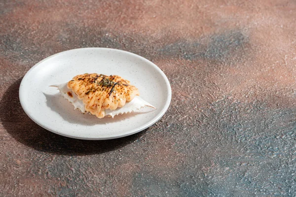 Suşi, genellikle biraz şeker ve tuzlu, deniz ürünleri, genellikle çiğ ve sebze gibi çeşitli malzemelerle birlikte hazırlanmış bir Japon yemeğidir.. 