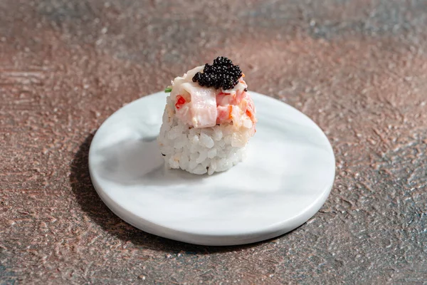 Suşi, genellikle biraz şeker ve tuzlu, deniz ürünleri, genellikle çiğ ve sebze gibi çeşitli malzemelerle birlikte hazırlanmış bir Japon yemeğidir.. 