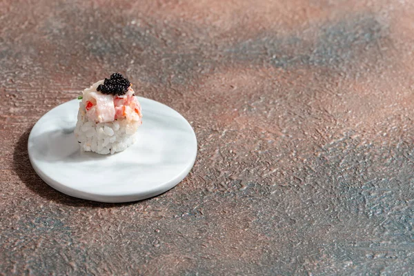 Suşi, genellikle biraz şeker ve tuzlu, deniz ürünleri, genellikle çiğ ve sebze gibi çeşitli malzemelerle birlikte hazırlanmış bir Japon yemeğidir.. 