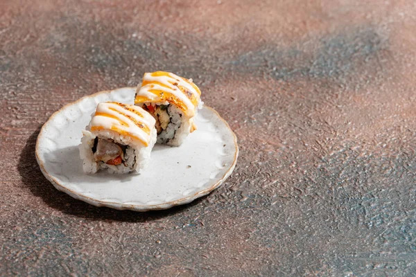 Suşi, genellikle biraz şeker ve tuzlu, deniz ürünleri, genellikle çiğ ve sebze gibi çeşitli malzemelerle birlikte hazırlanmış bir Japon yemeğidir.. 