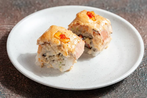 Suşi, genellikle biraz şeker ve tuzlu, deniz ürünleri, genellikle çiğ ve sebze gibi çeşitli malzemelerle birlikte hazırlanmış bir Japon yemeğidir.. 