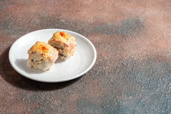 Suşi, genellikle biraz şeker ve tuzlu, deniz ürünleri, genellikle çiğ ve sebze gibi çeşitli malzemelerle birlikte hazırlanmış bir Japon yemeğidir.. 