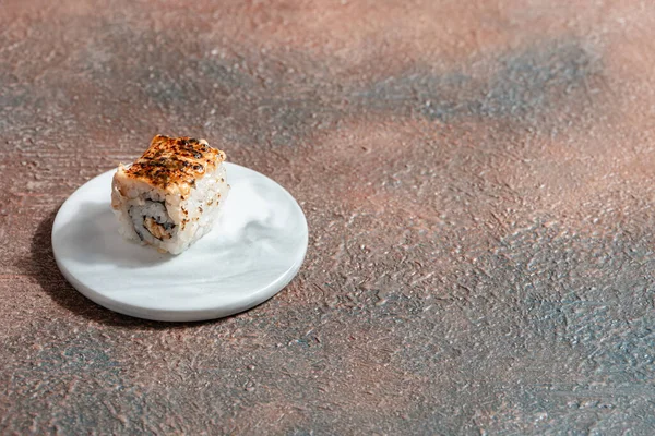 Suşi, genellikle biraz şeker ve tuzlu, deniz ürünleri, genellikle çiğ ve sebze gibi çeşitli malzemelerle birlikte hazırlanmış bir Japon yemeğidir.. 