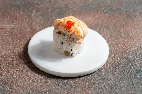 Suşi, genellikle biraz şeker ve tuzlu, deniz ürünleri, genellikle çiğ ve sebze gibi çeşitli malzemelerle birlikte hazırlanmış bir Japon yemeğidir.. 