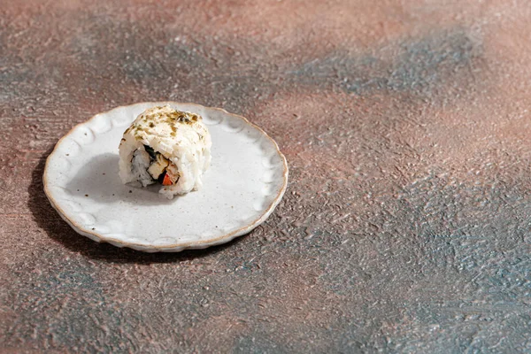 Suşi, genellikle biraz şeker ve tuzlu, deniz ürünleri, genellikle çiğ ve sebze gibi çeşitli malzemelerle birlikte hazırlanmış bir Japon yemeğidir.. 