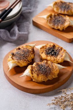 Mentaiyaki soslu ızgara yengeç. Mentaiyaki, morina ya da mayonez ile karıştırılmış balık yumurtalarından yapılan tipik bir Japon sosudur.. 