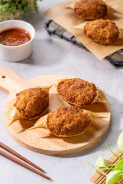 Mentaiyaki soslu ızgara yengeç. Mentaiyaki, morina ya da mayonez ile karıştırılmış balık yumurtalarından yapılan tipik bir Japon sosudur.. 