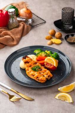 Mentai soslu ızgara somon filetosu ve siyah tabakta patates püresi..