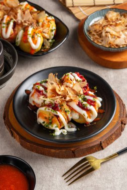 Takoyaki, buğday unlu hamurdan yapılmış ve özel bir tavada pişirilmiş top şeklinde bir Japon aperatifi.