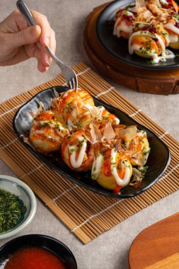 Takoyaki, buğday unlu hamurdan yapılmış ve özel bir tavada pişirilmiş top şeklinde bir Japon aperatifi.
