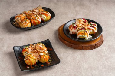 Takoyaki, buğday unlu hamurdan yapılmış ve özel bir tavada pişirilmiş top şeklinde bir Japon aperatifi.
