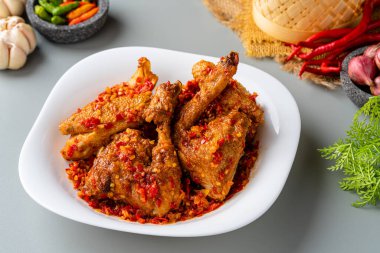 Ayam sambal balado veya baharatlı kızarmış tavuk Padang, Batı Sumatra 'dan geleneksel yemektir.