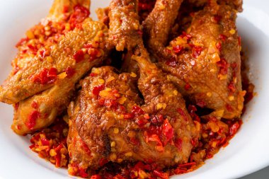 Ayam sambal balado veya baharatlı kızarmış tavuk Padang, Batı Sumatra 'dan geleneksel yemektir.
