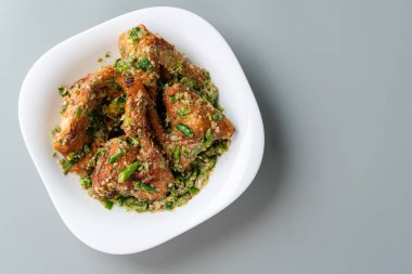 Ayam goreng cabe ijo sambal ijo ile kızarmış tavuk. Ayam Cabe Ijo Padang, Batı Sumatra 'nın geleneksel mutfağıdır..