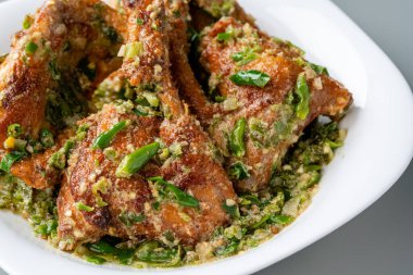 Ayam goreng cabe ijo sambal ijo ile kızarmış tavuk. Ayam Cabe Ijo Padang, Batı Sumatra 'nın geleneksel mutfağıdır..