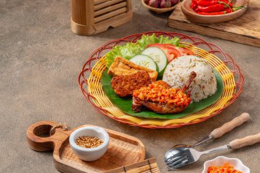 Nasi Jeruk Ayam Geprek, Endonezya usulü kızarmış tavuk ve sıcak ve baharatlı sambal bawang. Pirinçle servis edilir.