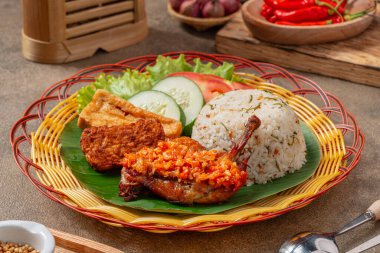 Nasi Jeruk Ayam Geprek, Endonezya usulü kızarmış tavuk ve sıcak ve baharatlı sambal bawang. Pirinçle servis edilir.