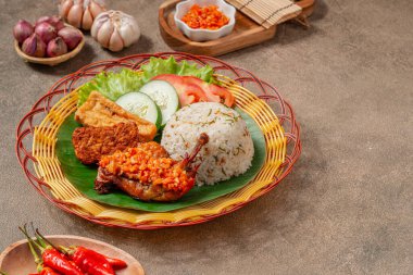 Nasi Jeruk Ayam Geprek, Endonezya usulü kızarmış tavuk ve sıcak ve baharatlı sambal bawang. Pirinçle servis edilir.