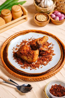 Kalasan Kızarmış Tavuk. Minangkabau, Batı 'dan baharatlı geleneksel kızarmış tavuk.