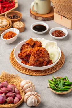 Ayam Goreng Kremes ya da Endonezya usulü kızarmış tavuk tabakta çıtır krema ile servis edilir, üzerinde altın-kahverengi doku ve çıtır çıtır kırıntılar bulunur.