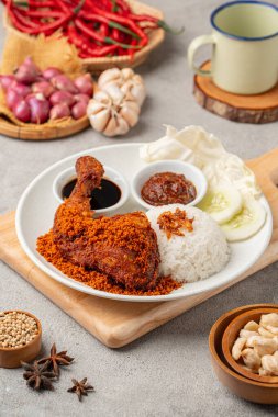 Ayam Goreng Kremes ya da Endonezya usulü kızarmış tavuk tabakta çıtır krema ile servis edilir, üzerinde altın-kahverengi doku ve çıtır çıtır kırıntılar bulunur.