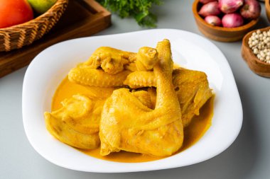 Endonezya Geleneksel Mutfağı: Ayam Gulai Padang. Ayam Gulai, Padang, Batı Sumatra 'dan gelen popüler bir körili tavuktur.