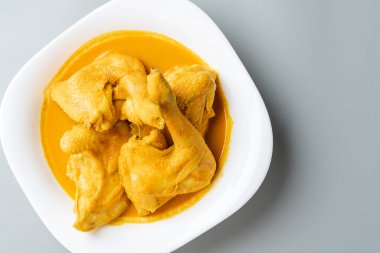 Endonezya Geleneksel Mutfağı: Ayam Gulai Padang. Ayam Gulai, Padang, Batı Sumatra 'dan gelen popüler bir körili tavuktur.