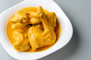 Endonezya Geleneksel Mutfağı: Ayam Gulai Padang. Ayam Gulai, Padang, Batı Sumatra 'dan gelen popüler bir körili tavuktur.