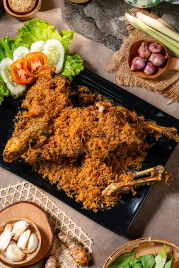 Ayam Goreng Lengkuas veya Galangal Fried Chicken, Endonezya 'nın geleneksel kızarmış tavuğudur. Serundeng serpiştirilmiş kızarmış tavuk rendelenmiş galangal 'dan geliyor.