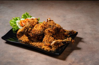 Ayam Goreng Lengkuas veya Galangal Fried Chicken, Endonezya 'nın geleneksel kızarmış tavuğudur. Serundeng serpiştirilmiş kızarmış tavuk rendelenmiş galangal 'dan geliyor.