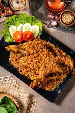 Ayam Kampung Goreng kremleri. Geleneksel kızarmış tavuk ve Minangkabau, West Sumatra 'dan baharat kırıntıları