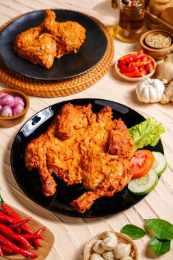 Rendang Ayam ya da Chicken Rendang, Endonezya 'nın Batı Sumatra kentinde bulunan bir Endonezya yemeğidir.. 