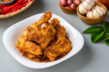Rendang Ayam ya da Chicken Rendang, Endonezya 'nın Batı Sumatra kentinde bulunan bir Endonezya yemeğidir.. 