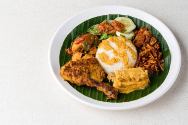 Rendang Ayam ya da Chicken Rendang, Endonezya 'nın Batı Sumatra kentinde bulunan bir Endonezya yemeğidir.. 