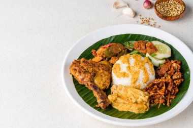 Rendang Ayam ya da Chicken Rendang, Endonezya 'nın Batı Sumatra kentinde bulunan bir Endonezya yemeğidir.. 