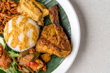 Rendang Ayam ya da Chicken Rendang, Endonezya 'nın Batı Sumatra kentinde bulunan bir Endonezya yemeğidir.. 
