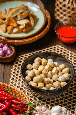 Pentol, Endonezya 'da bulunan bir çerez türüdür. Genellikle fıstık sosu ve sambal ile verilen unlu sığır eti köftesi türü..