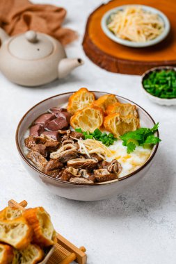 Zencefil, kek ve taze soğanlı doğranmış tavuk lapası.