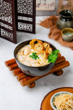 Zencefil, kek ve taze soğanlı doğranmış tavuk lapası.