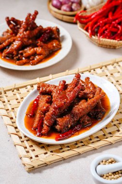 Baharatlı tavuk ayağı mı yoksa acı biberli ayam pedası mı?