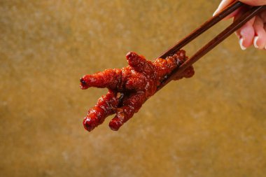 Baharatlı tavuk ayağı mı yoksa acı biberli ayam pedası mı?