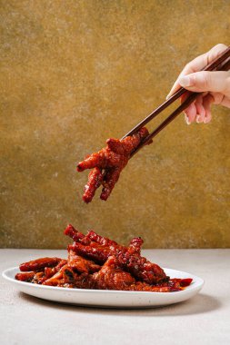 Baharatlı tavuk ayağı mı yoksa acı biberli ayam pedası mı?