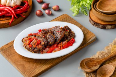 Jerado Balado ya da Dendeng Balado, Endonezya 'nın batı sumatera bölgesinden geleneksel bir yemektir..