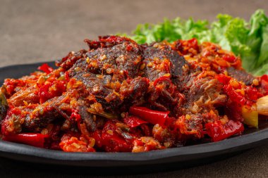 Jerado Balado ya da Dendeng Balado, Endonezya 'nın batı sumatera bölgesinden geleneksel bir yemektir. 