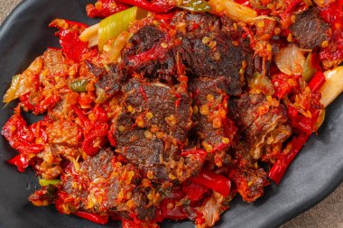 Jerado Balado ya da Dendeng Balado, Endonezya 'nın batı sumatera bölgesinden geleneksel bir yemektir. 