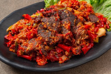 Jerado Balado ya da Dendeng Balado, Endonezya 'nın batı sumatera bölgesinden geleneksel bir yemektir. 