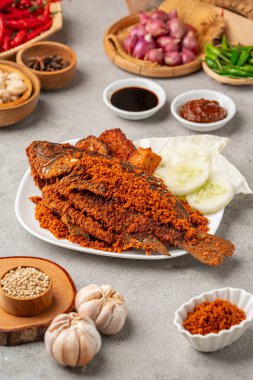 Lezzetli bir Endonezya usulü gurame balığı tabakta çıtır krema ile servis edilir. Bu geleneksel yemek, kıtır kıtır kızarmış altın-kahverengi gourami içeriyor.