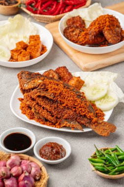 Lezzetli bir Endonezya usulü gurame balığı tabakta çıtır krema ile servis edilir. Bu geleneksel yemek, kıtır kıtır kızarmış altın-kahverengi gourami içeriyor.