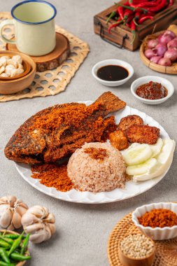 Lezzetli bir Endonezya usulü gurame balığı tabakta çıtır krema ile servis edilir. Bu geleneksel yemek, kıtır kıtır kızarmış altın-kahverengi gourami içeriyor.