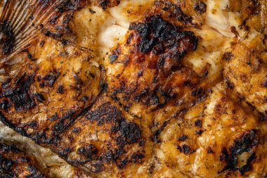 Gurame Bakar veya ızgara Gourami tepside servis edilen Endonezya baharatları ve muz yaprağı.